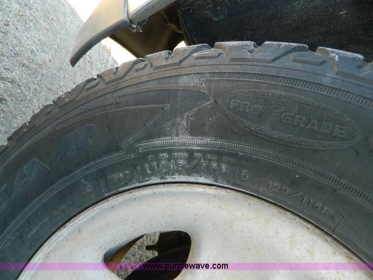 image for item AD9528 2000 GMC Sierra 1500 pickup truck