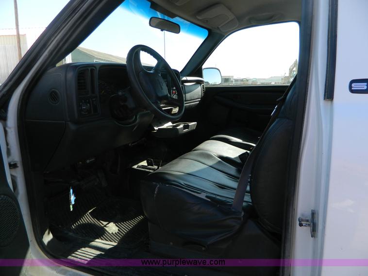 image for item AD9528 2000 GMC Sierra 1500 pickup truck