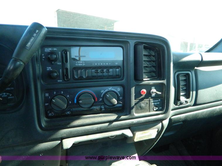 image for item AD9528 2000 GMC Sierra 1500 pickup truck