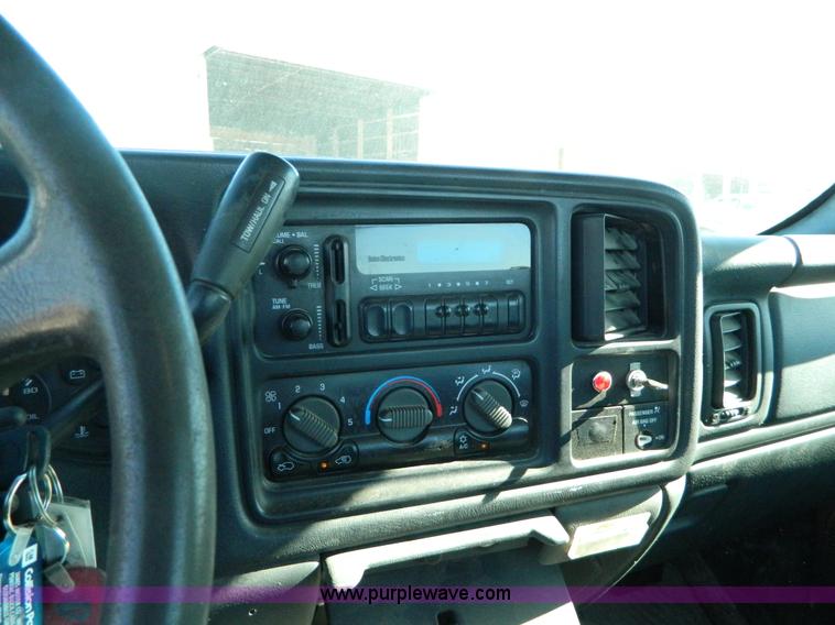 image for item AD9528 2000 GMC Sierra 1500 pickup truck