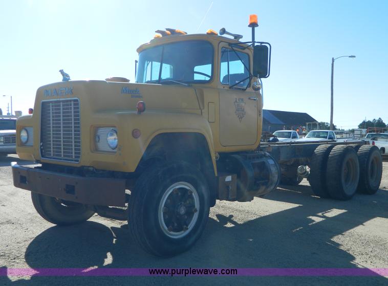 image for item AD9531 1989 Mack RD690S truck cab and chassis