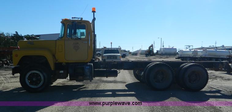 image for item AD9531 1989 Mack RD690S truck cab and chassis