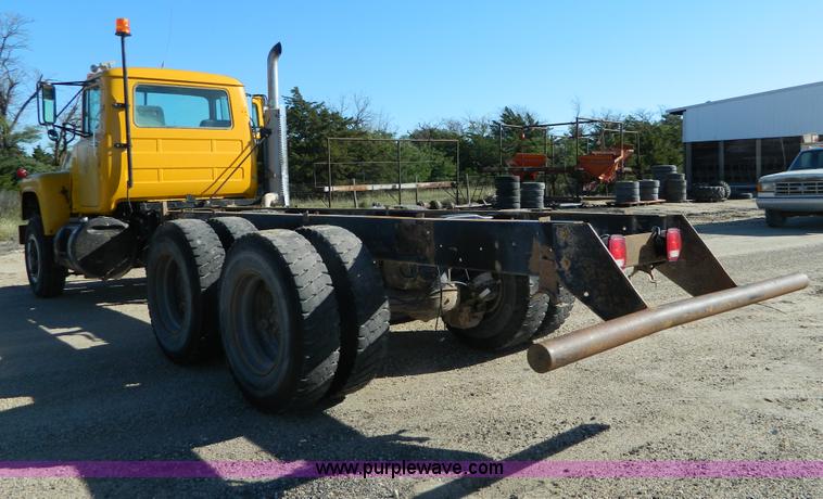 image for item AD9531 1989 Mack RD690S truck cab and chassis