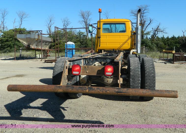 image for item AD9531 1989 Mack RD690S truck cab and chassis