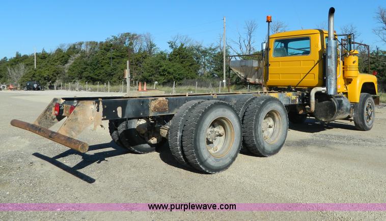 image for item AD9531 1989 Mack RD690S truck cab and chassis