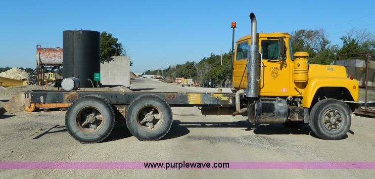 image for item AD9531 1989 Mack RD690S truck cab and chassis