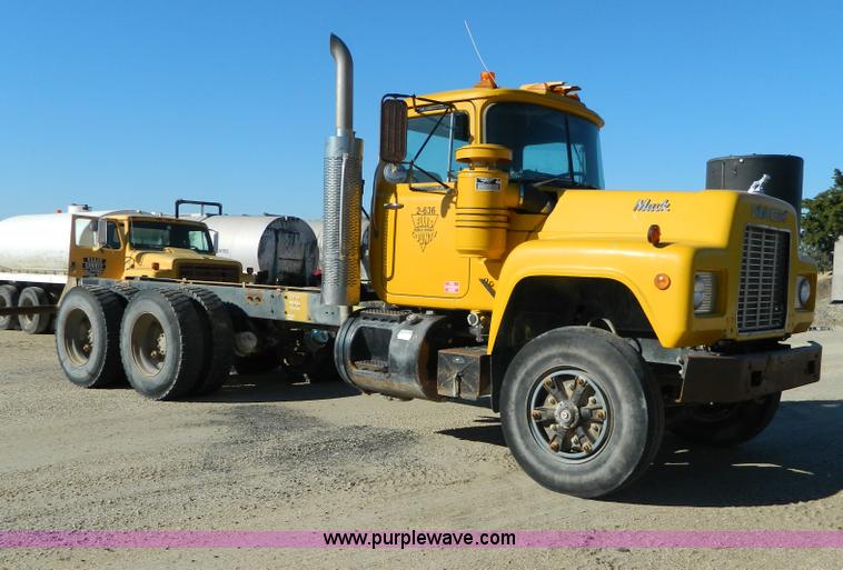 image for item AD9531 1989 Mack RD690S truck cab and chassis