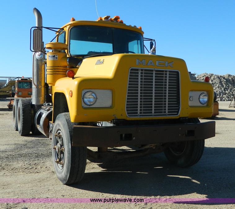 image for item AD9531 1989 Mack RD690S truck cab and chassis
