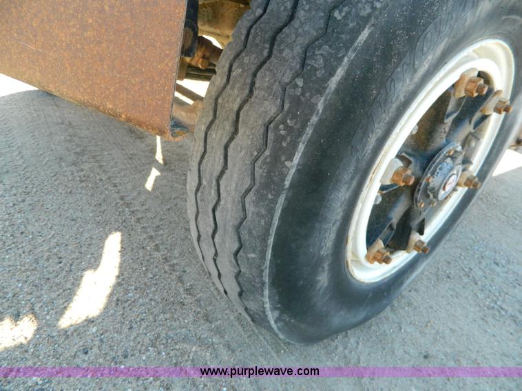 image for item AD9531 1989 Mack RD690S truck cab and chassis