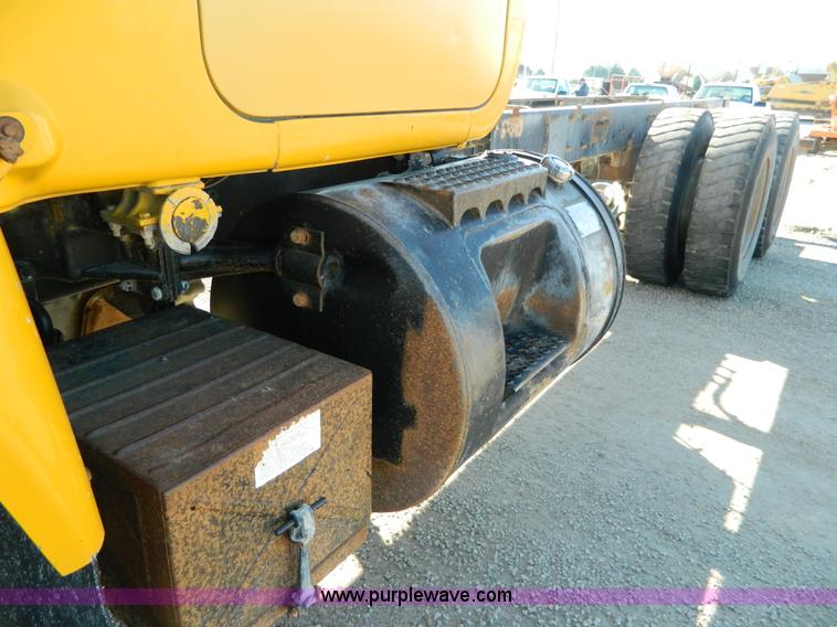 image for item AD9531 1989 Mack RD690S truck cab and chassis