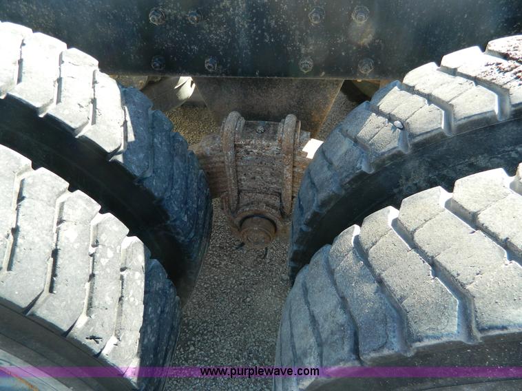 image for item AD9531 1989 Mack RD690S truck cab and chassis