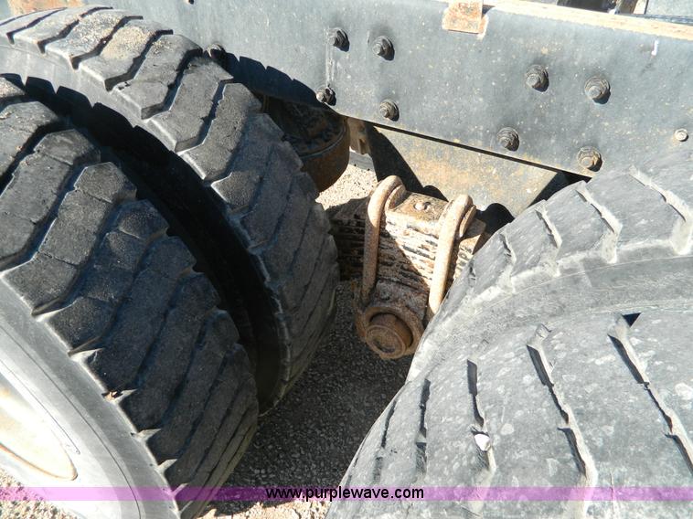 image for item AD9531 1989 Mack RD690S truck cab and chassis