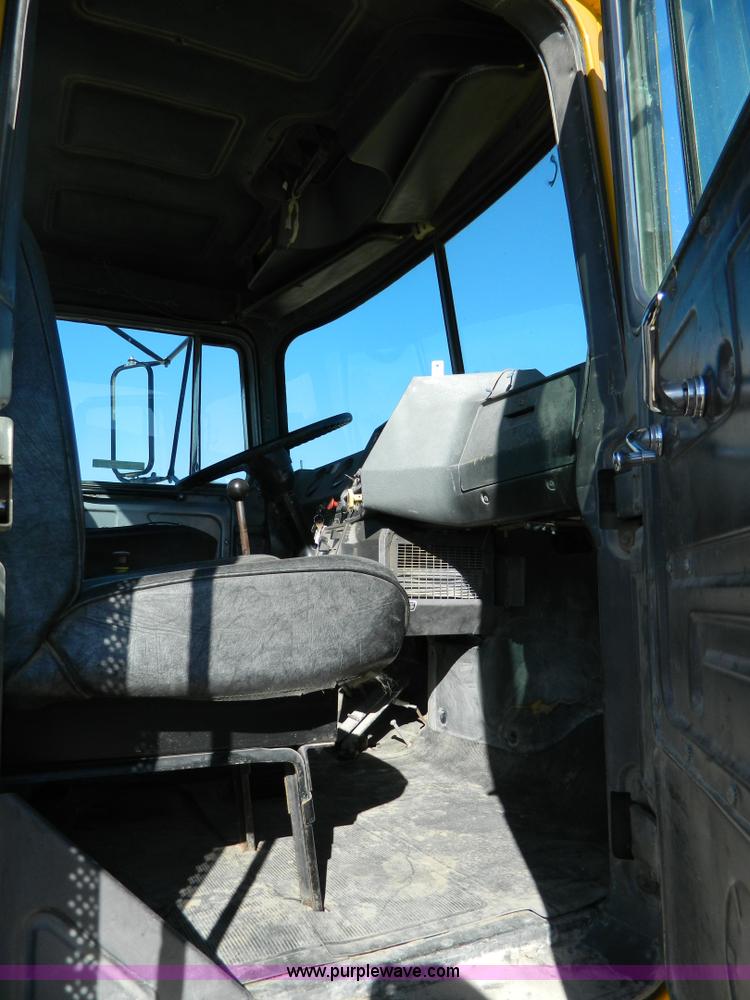 image for item AD9531 1989 Mack RD690S truck cab and chassis