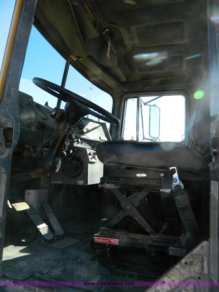 image for item AD9531 1989 Mack RD690S truck cab and chassis