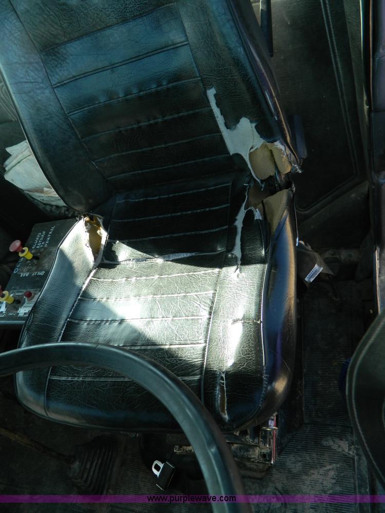 image for item AD9531 1989 Mack RD690S truck cab and chassis