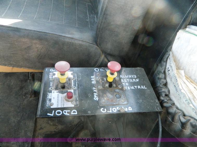 image for item AD9531 1989 Mack RD690S truck cab and chassis