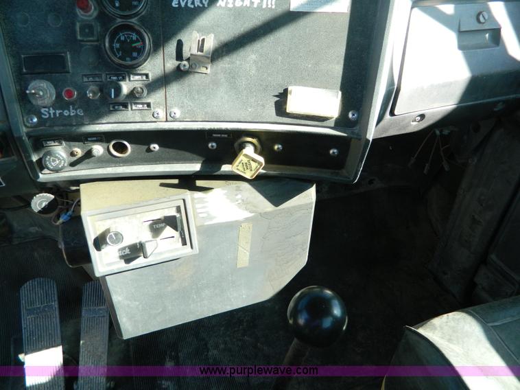 image for item AD9531 1989 Mack RD690S truck cab and chassis