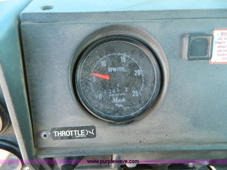 image for item AD9531 1989 Mack RD690S truck cab and chassis