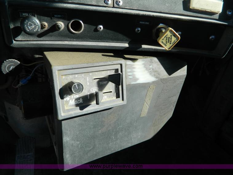 image for item AD9531 1989 Mack RD690S truck cab and chassis