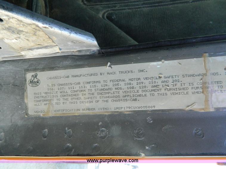 image for item AD9531 1989 Mack RD690S truck cab and chassis