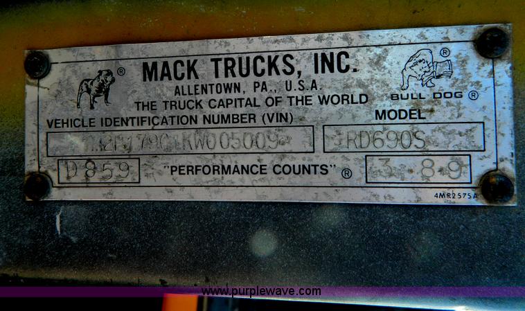 image for item AD9531 1989 Mack RD690S truck cab and chassis