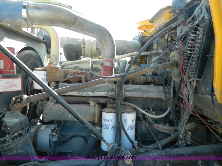 image for item AD9531 1989 Mack RD690S truck cab and chassis