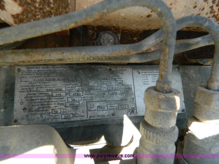 image for item AD9531 1989 Mack RD690S truck cab and chassis