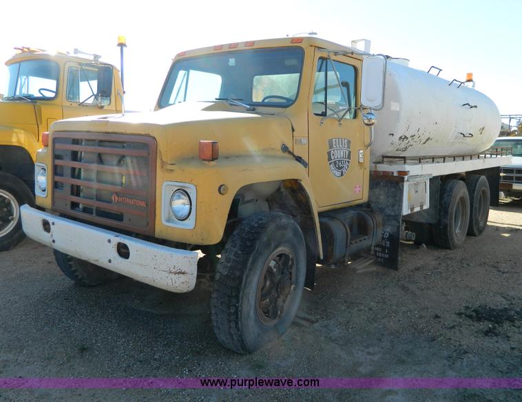 image for item AD9532 1986 International 1954 water truck