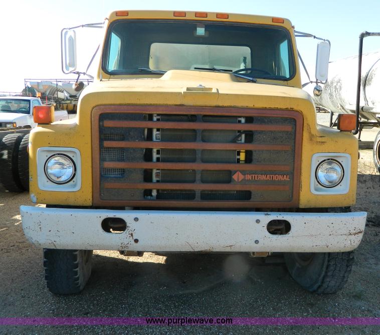 image for item AD9532 1986 International 1954 water truck