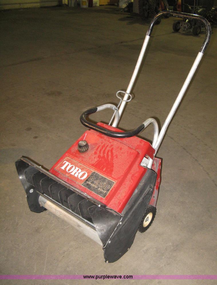 Toro S200 snow blower in Wichita, KS Item AV9010 sold Purple Wave