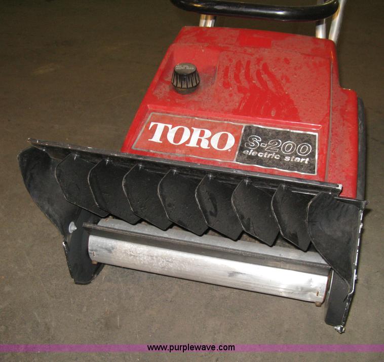 Toro S200 snow blower in Wichita, KS Item AV9010 sold Purple Wave