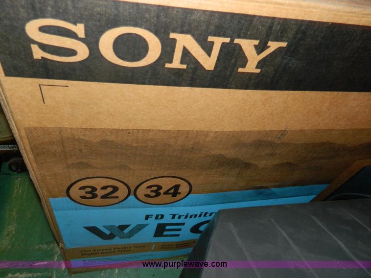 image for item AZ9162 (4) Sony 3234 Vega FD Trinitron televisions