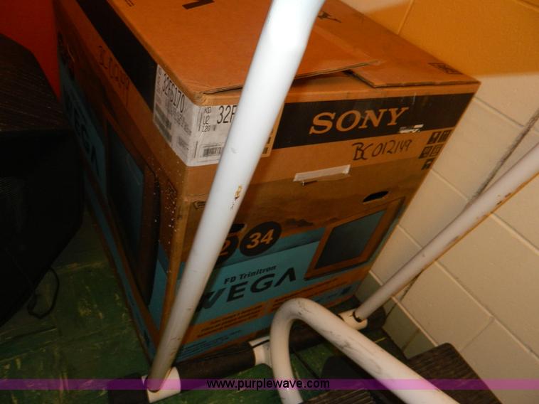 image for item AZ9162 (4) Sony 3234 Vega FD Trinitron televisions