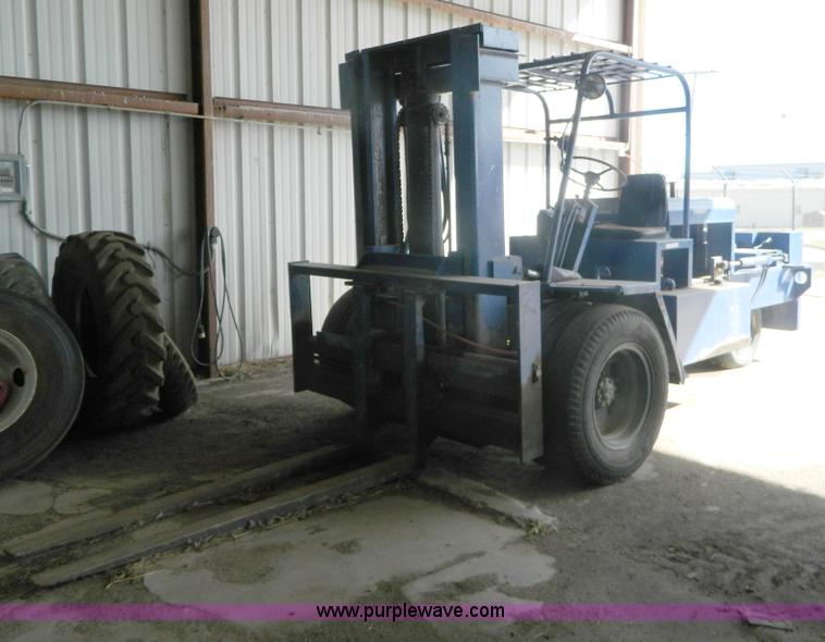 Silent hoist forklift in Salina, KS Item AZ9195 sold Purple Wave
