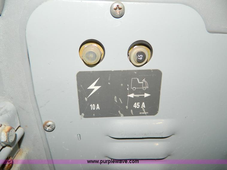 image for item AZ9227 Advance HR2800 floor scrubber