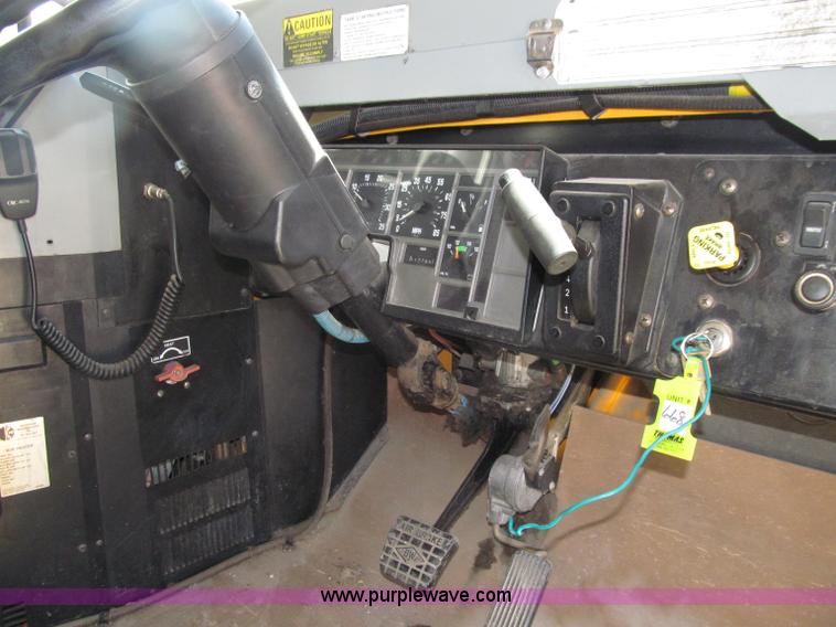 image for item D7451 2003 International 3800 school bus