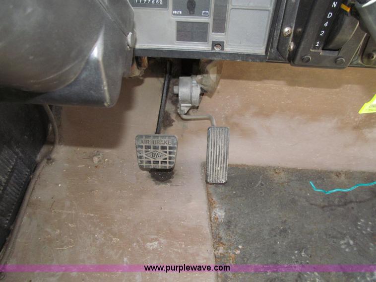 image for item D7451 2003 International 3800 school bus