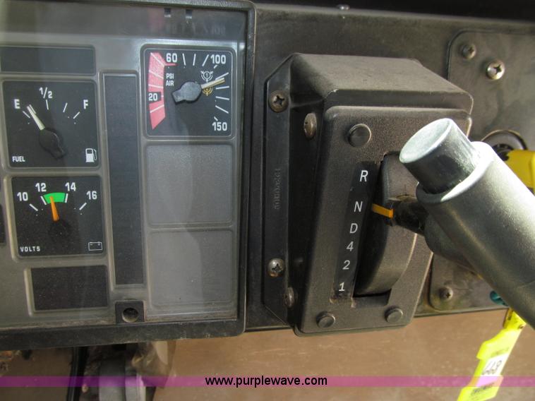 image for item D7451 2003 International 3800 school bus