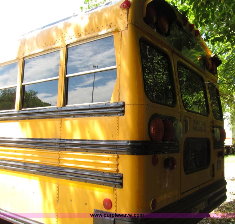 image for item D7452 2003 International 3800 school bus