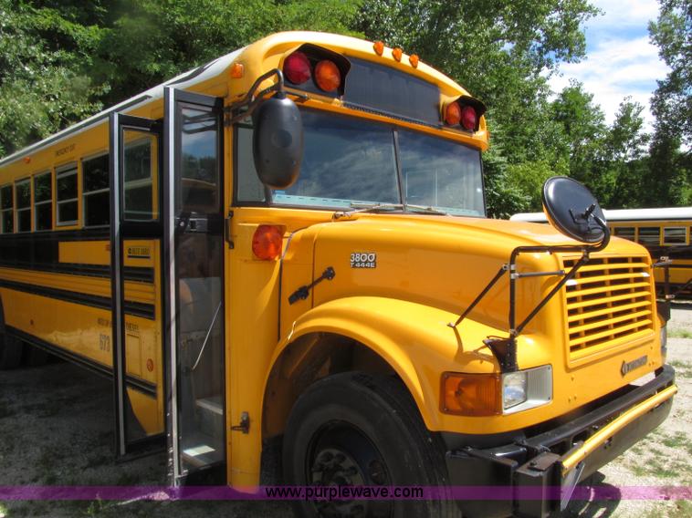image for item D7452 2003 International 3800 school bus