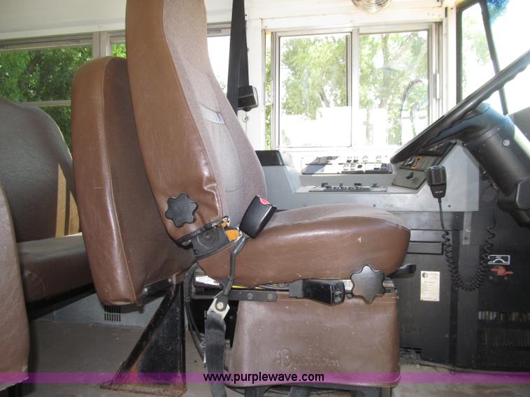 image for item D7452 2003 International 3800 school bus