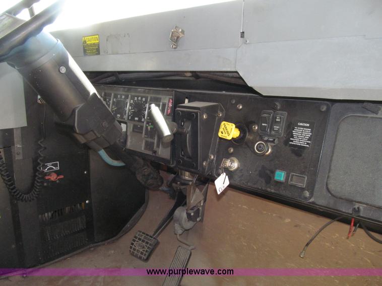 image for item D7452 2003 International 3800 school bus