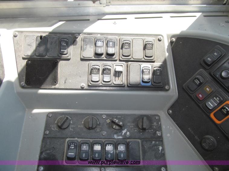 image for item D7452 2003 International 3800 school bus