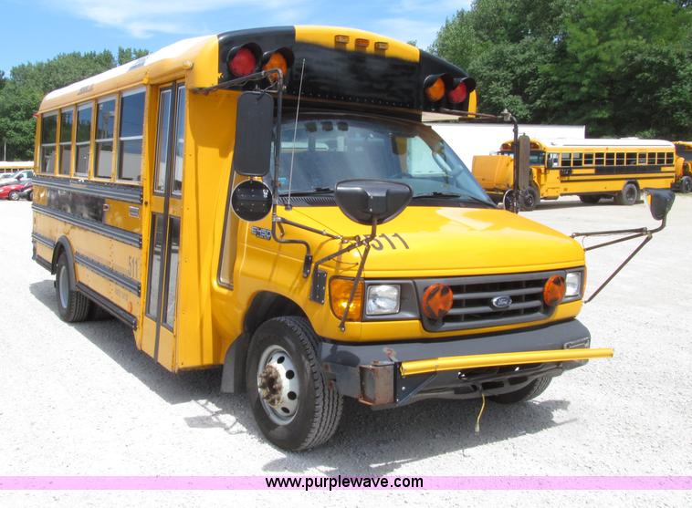 image for item D7454 2005 Ford Econoline E450 school bus