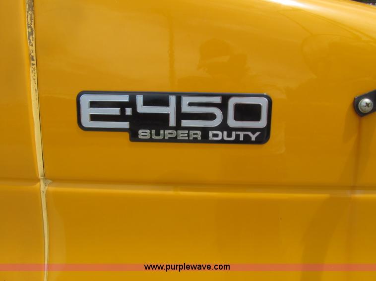 image for item D7454 2005 Ford Econoline E450 school bus
