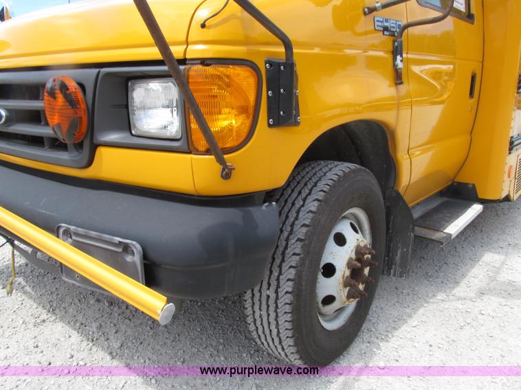 image for item D7454 2005 Ford Econoline E450 school bus
