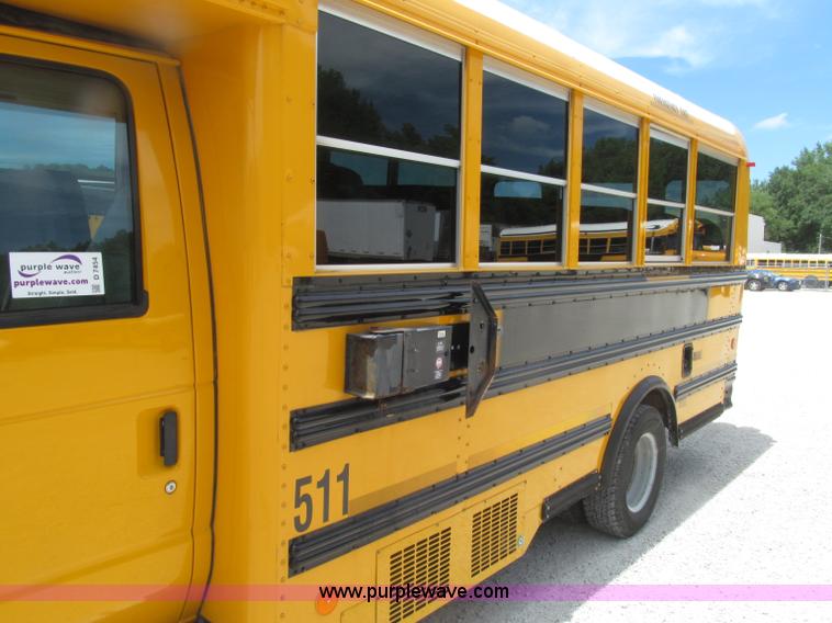 image for item D7454 2005 Ford Econoline E450 school bus