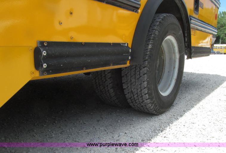 image for item D7454 2005 Ford Econoline E450 school bus