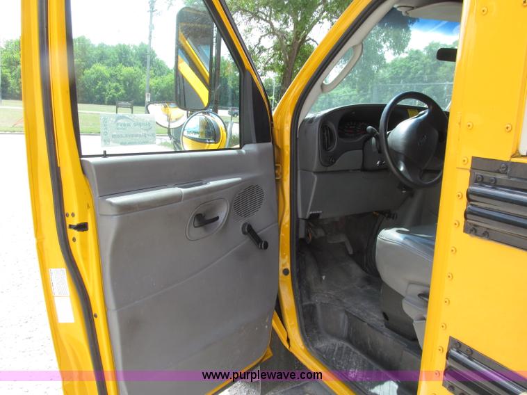 image for item D7454 2005 Ford Econoline E450 school bus