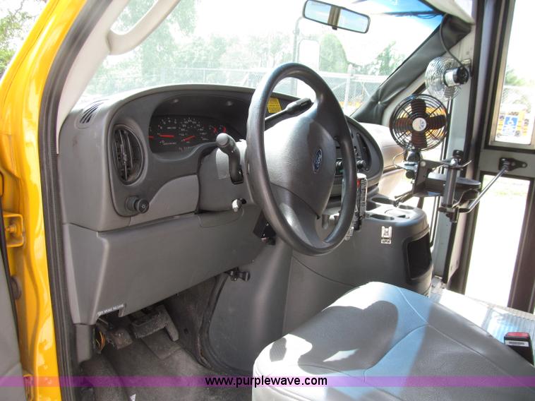 image for item D7454 2005 Ford Econoline E450 school bus